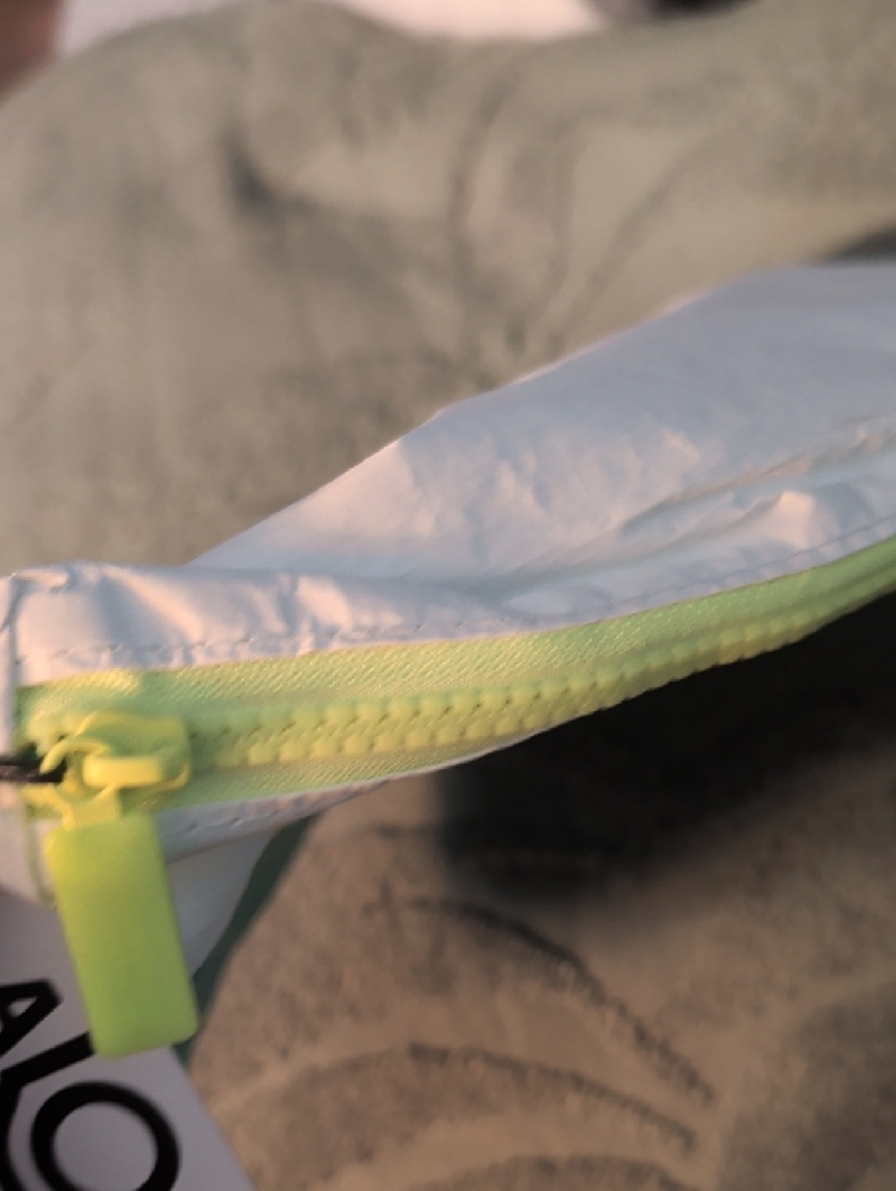 ALOHA Collection Green Yellow White Plunge Colorblock Small Zipper Bag NWT - Picture 2 of 4